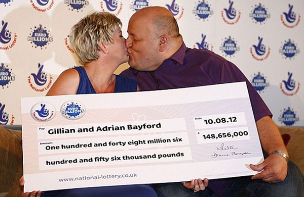 Otros tiempos: los Bayford con el “cheque” en el que se le adjudican los casi 150 millones de libras