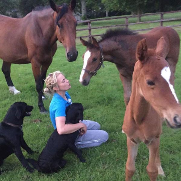 Samantha con caballos y los dos perros que se llevó consigo, los animales que más lamenta Bayford que se haya llevado