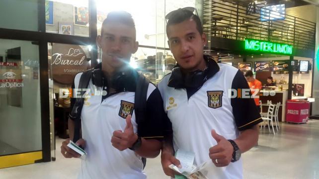 Diego Bejarano y Wálter Veizaga antes de ingresar a la zona de prembarque del aeropuerto Viru Viru. Foto: DIEZ %image_alt%