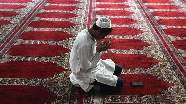 Un musulmán se convirtió al cristianismo tras no poder quemar una Biblia