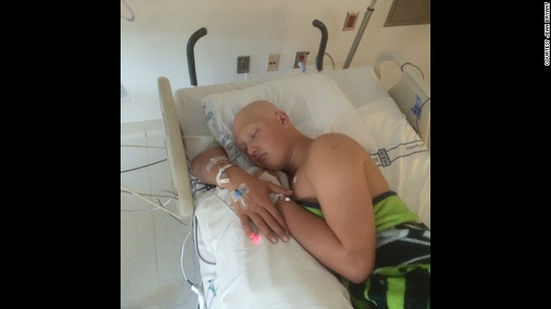 Jack Bryant durante su primer tratamiento contra el cáncer en junio del 2015. 