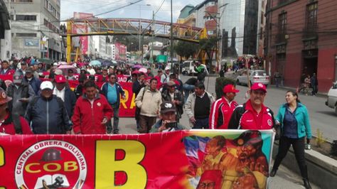 Marcha de la COB en apoyo a los trabajadores de la CNS y en rechazo a la restitución constitucional del preaviso