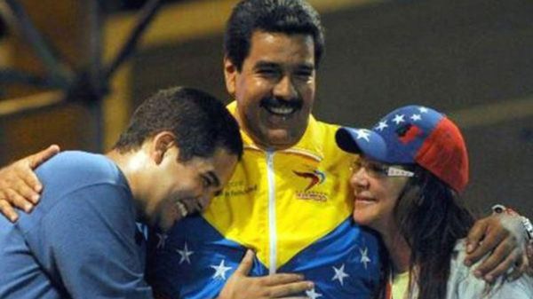 Nicolás Maduro Guerra junto a su padre y Cilia Flores