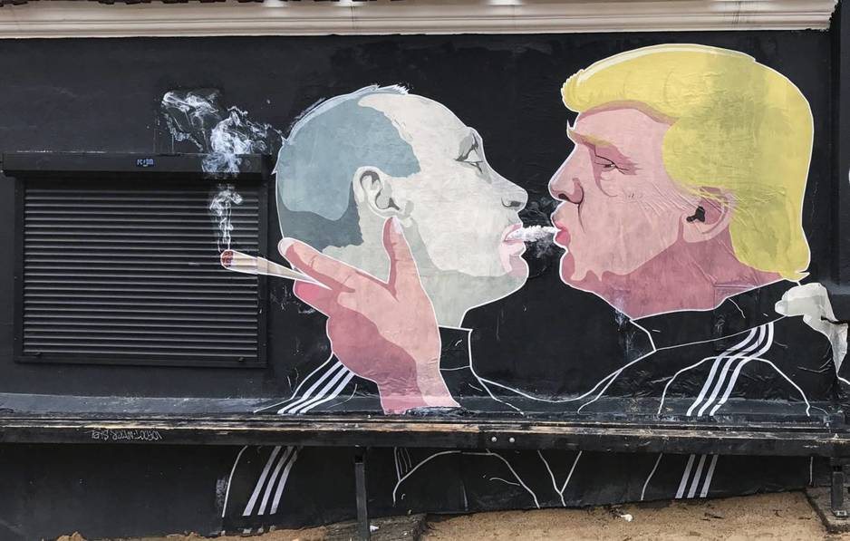 Grafiti que representa al presidente electo estadounidense, Donald Trump, y al presidente ruso, Vladímir Putin, mientras comparten el humo de un cigarro, en la pared de un restaurante en Vilnius, Lituania, el 20 de noviembre de 2016. (Efe/Roman Pilipey)
