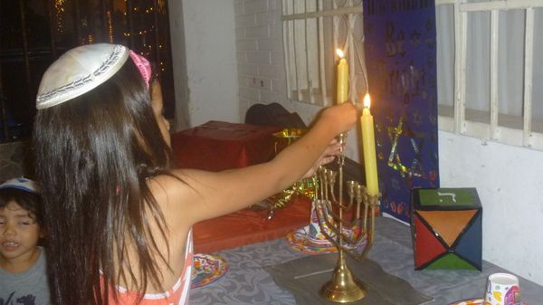 La familia se convirtió en 2014 tras tres años de estudio de la religión (Facebook)