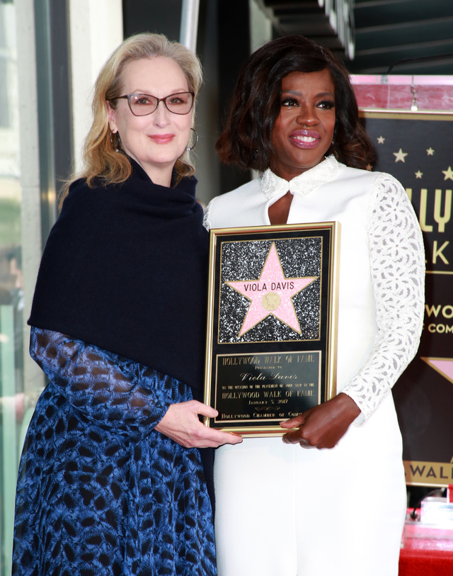 Meryl Streep junto a Viola Davis, en la entrega a esta última de su estrella en el Paseo de la Fama el pasado 5 de enero.