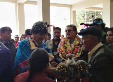 Édgar Bazán (der), alcalde de Oruro, arropado con guirnaldas junto con el presidente Evo Morales.
