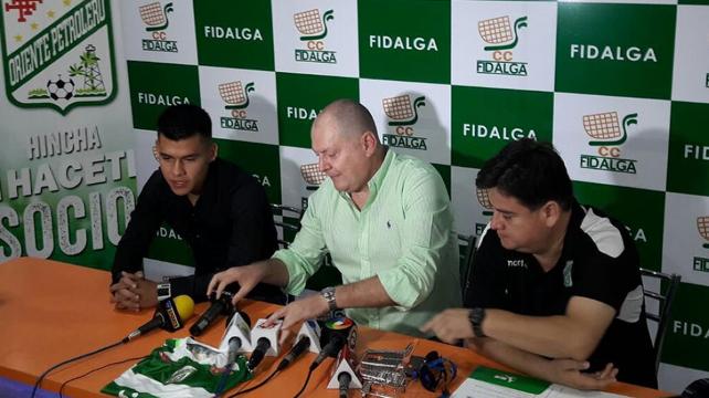 Moisés Villarroel (izq.) fue presentado como nuevo jugador verdolaga. Foto: Wanda Cabral %image_alt%