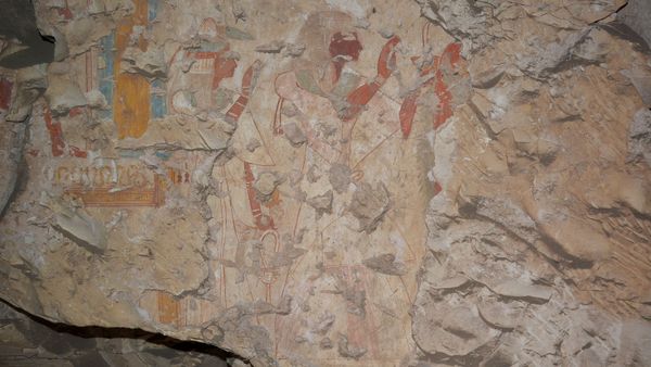 Khonsu y su esposa veneran a Osiris e Isis en una de las pinturas que aparecieron en la tumba del escriba real
