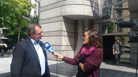 Alberto Gonzales atiende un requerimiento periodístico en Buenos Aires. Foto: Embajada de Bolivia en Argentina