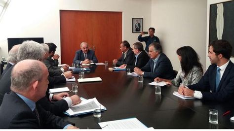 La comisión boliviana en reunión con el vicecanciller de Argentina, Pedro Villagra
