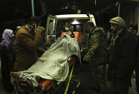 Oficiales de seguridad y personal médico trasladan a un herido a la ambulancia tras la explosión de una bomba en Kabul. Foto: EFE