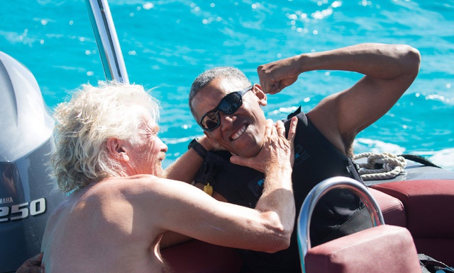 Branson y Obama, bromeando en el agua.
