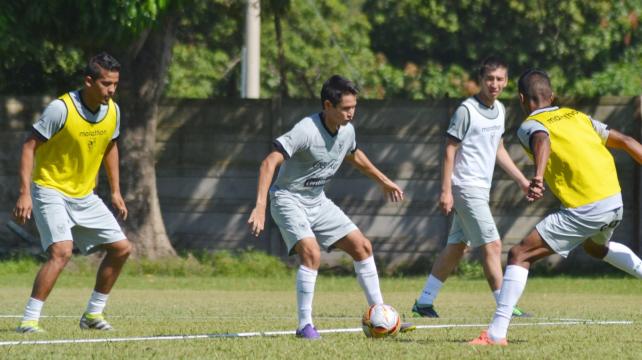 Jorge Cuéllar (izq.) durante el entrenamiento que la selección boliviana realizó la mañana de este martes en la sede del club Blooming. Foto: FBF %image_alt%