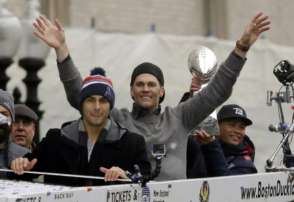 Los New England Patriots exhibieron el trofeo por las calles de Boston antes de la fiesta (AP)