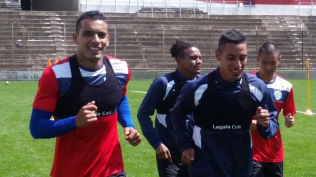 William Ferreira (izq.) tuvo su último juego con Bolívar el torneo pasado, cuando dirigía interinamente Óscar Villegas: Foto: Club Bolívar %image_alt%