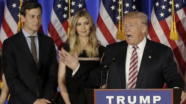 Ivanka Trump y su esposo, Jared Kushner, en un discurso de Trump