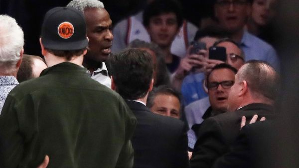 Charles Oakley protagonizó un escandaloso incidente en las gradas del Madison Square Garden (AP)