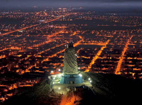 El presidente Evo Morales garantizó recursos económicos para la ejecución del proyecto del Teleférico Turístico y la Planta Solar en el departamento de Oruro, como homenaje a su efemérides departamental.