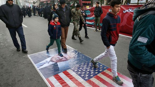 Sobre las calles fueron dispuestas imágenes de Trump y banderas norteamericanas para ser pisoteadas (AP)