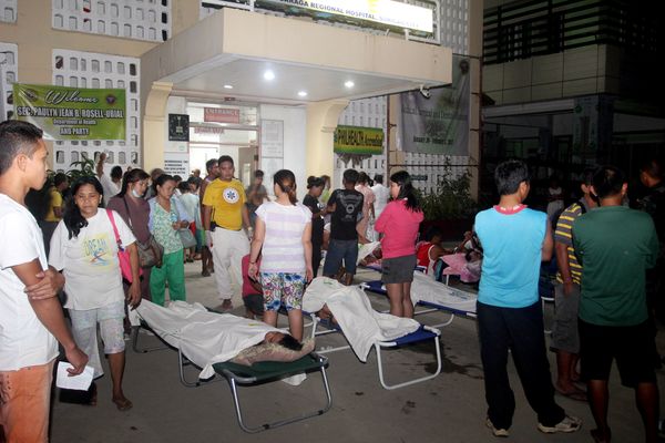 Heridos esperan ayuda médica afuera de un centro de salud. (REUTERS)