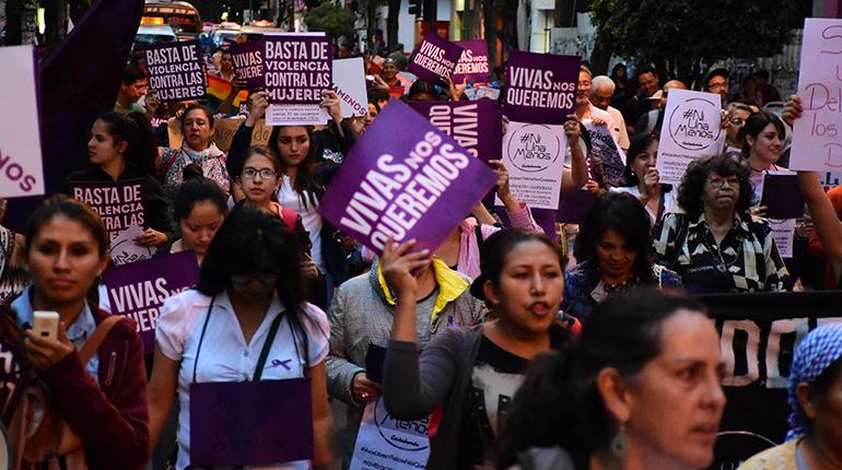 Una marcha de activistas en contra de la violencia hacia la mujer en la ciudad de Cochabamba, en 2016. | Daniel James