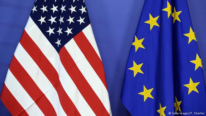 Symbolbild EU USA Flagge (Getty Images/T. Charlier)