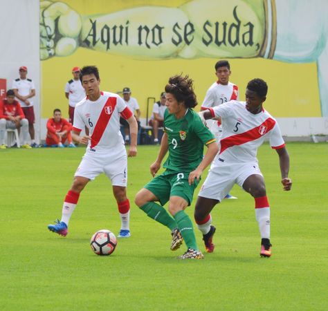 Las selecciones de Bolivia y Perú jugaron en Lima este lunes. Foto: FBF