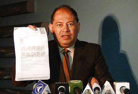 Carlos Romero expone la documentación existente sobre el caso de Jorge Pérez Ardaya. Foto: Ministerio de Gobierno