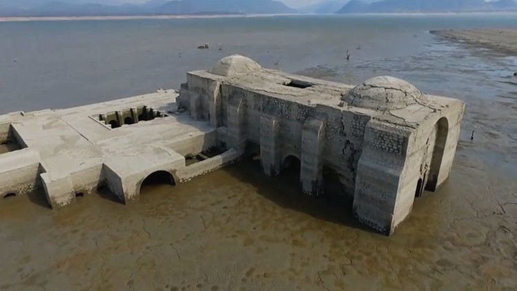 Revelación 'divina' : La sequía muestra una iglesia sumergida en una presa de México (Video)