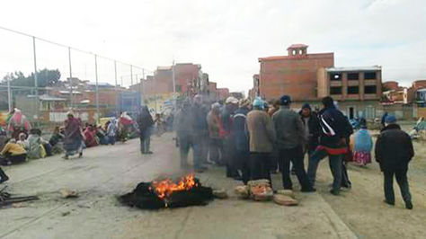 Vecinos protestan contra el Alcalde en Achacachi.