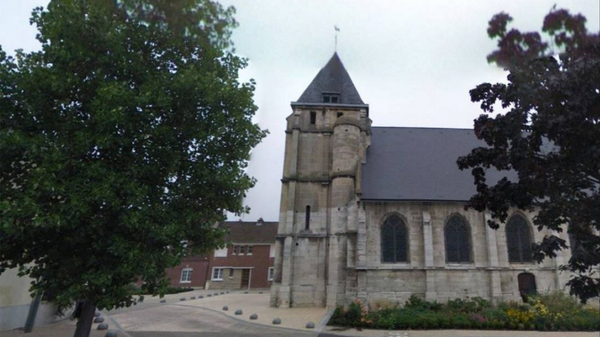 La iglesia en Saint-Etienne-du-Rouvray donde dos yihadistas degollaron a un sacerdote, una de las presuntas obras de Kassim