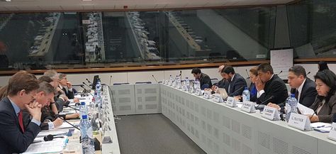 La delegación boliviana, a la derecha, que se reunió con delegados de la UE en Bruselas, Bélgica.