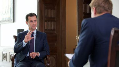 El presidente sirio Bashar al-Assad —en esta imagen durante una entrevista con el canal TV2 de Dinamarca en octubre de 2016— dijo estar de acuerdo con las políticas del presidente Donald Trump sobre inmigración para frenar el terrorismo. (Crédito: /AFP/Getty Images)