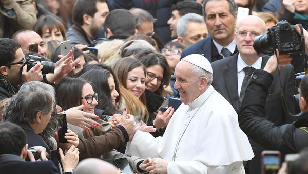 El papa Francisco ante una multitud de estudiantes en Roma (EFE)