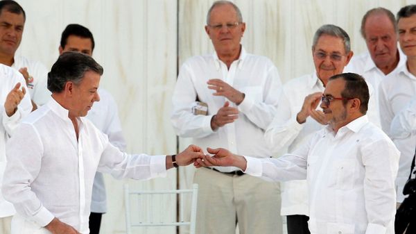 Juan Manuel Santos junto a “Timochenko” en la firma de la paz (Reuters)
