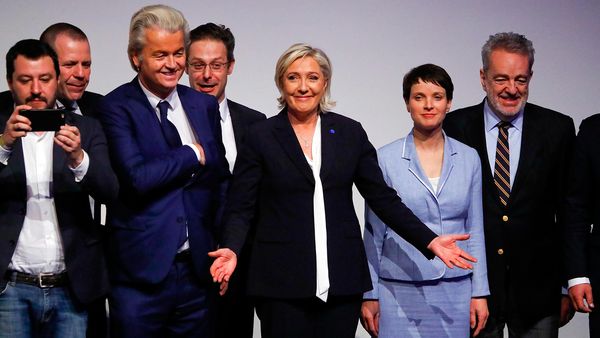 Junto a la candidata del populismo en Francia, Marine Le Pen (Reuters)