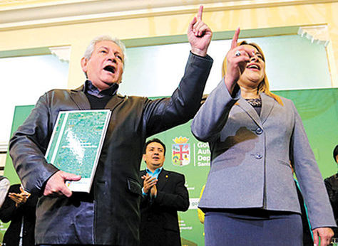 El gobernador cruceño Rubén Costas y la asambleísta departamental Kathia Quiroga durante la presentación del Estatuto Autonómico en 2015.