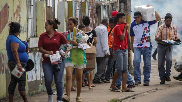 Los problemas de abastecimiento, los saqueos y la alta inflación en Venezuela aumentaron la cantidad de migrantes hacia Uruguay y otros destinos (Reuters)