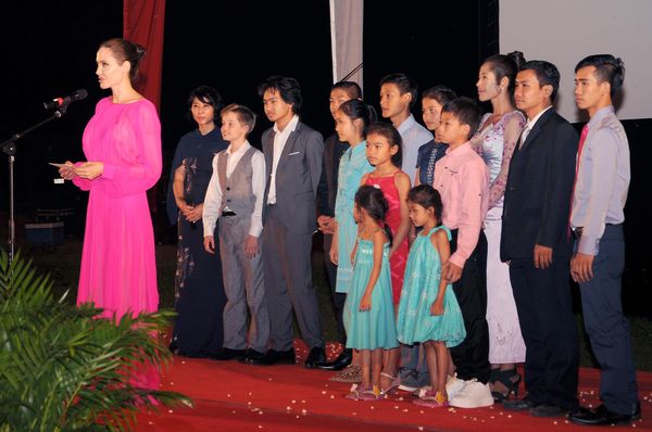 Angelina Jolie y sus hijos en la premiere de “First They Killed My Father”