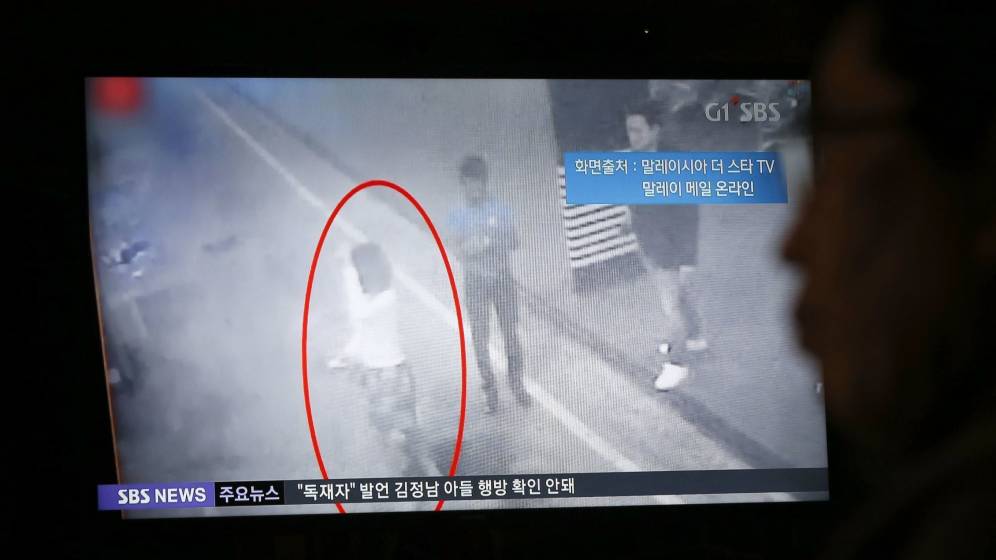 Foto: Un ciudadano surcoreano observa un informativo en la televisión en el que aparece la supuesta mujer responsable de la muerte de Kim Jong-nam. (EFE)
