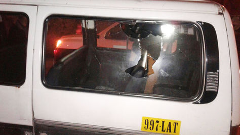 Un proyectil de gas ingresó a un minibus por una de las ventanas