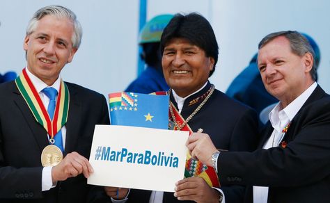 El presidente Evo Morales (cen), el vicepresidente, Álvaro García (izq), y el senador, José Gonzales, muestran el hashtag Mar Para Bolivia.