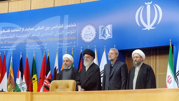 El ayatollah rodeado del presidente de Irán y los líderes del Parlamento y el Poder Judicial durante la conferencia (Tehran Times)