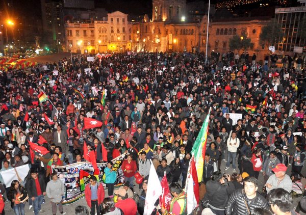 Cientos de personas se concentraron en la Plaza San Francisco de la Ciudad de La Paz para exigir al Gobierno el respeto al resultado de votos del Referéndum del 21 de febrero de 2016, en el que el “NO” se impuso.