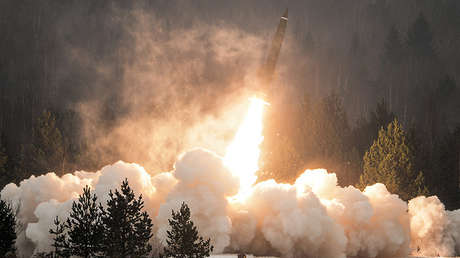 El lanzamiento de un misil del sistema de misiles táctico-operativos Tochka en la región rusa de Leningrado.