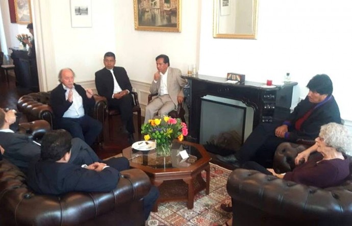 Evo Morales junto al equipo jurídico de la Demanda Marítima de Bolivia. Foto: Min. Com.
