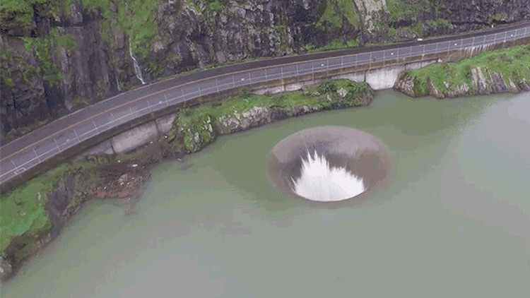 VIDEO: Un desagüe de presa a vista de dron se asemeja a un agujero negro