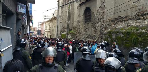 Un contingente policial evita el ingreso a la plaza Murillo a una marcha de cocaleros de los Yungas. Fue este lunes.