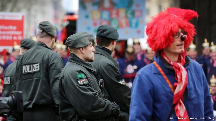 Sicherheit im Karneval (picture-alliance/dpa/O. Berg)